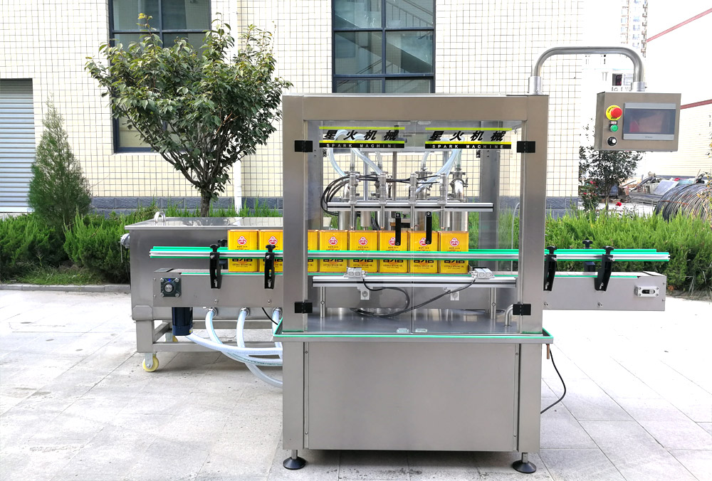 食用油灌裝機(jī)-全自動(dòng)食用油生產(chǎn)線設(shè)備實(shí)拍圖