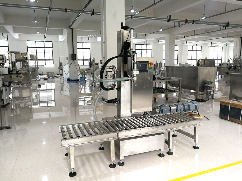 大桶稱重醬料灌裝機(jī)-桶裝醬料灌裝設(shè)備實(shí)拍圖